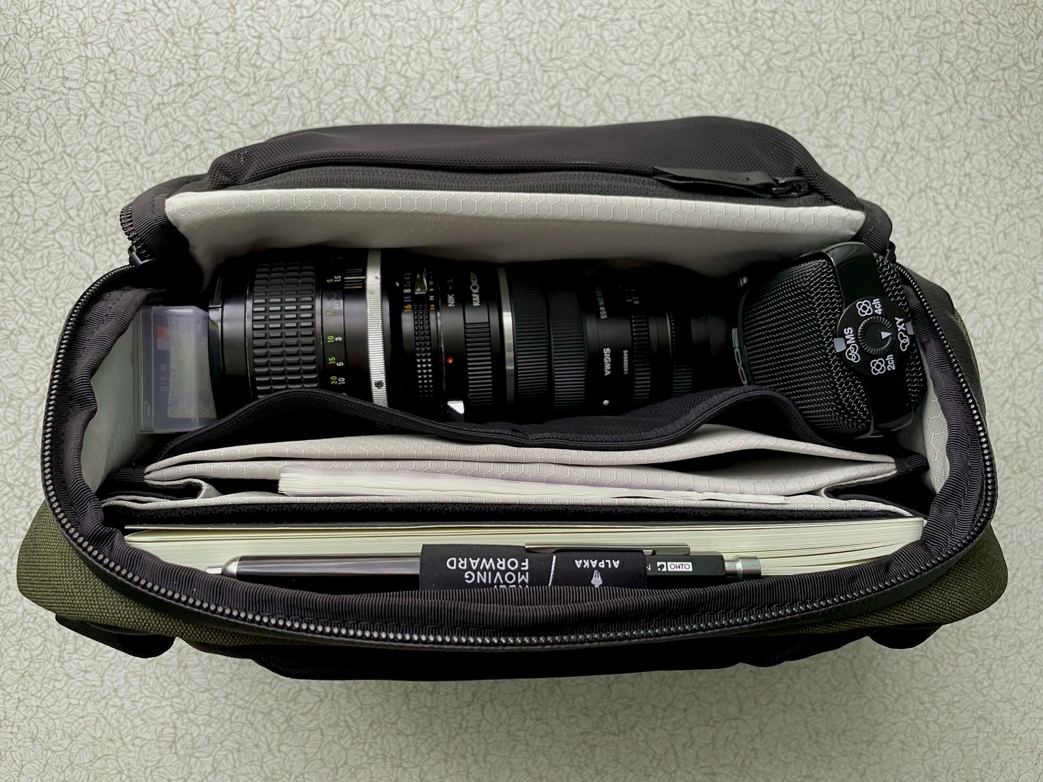 The Alpaka Vertex bag with everything inside.